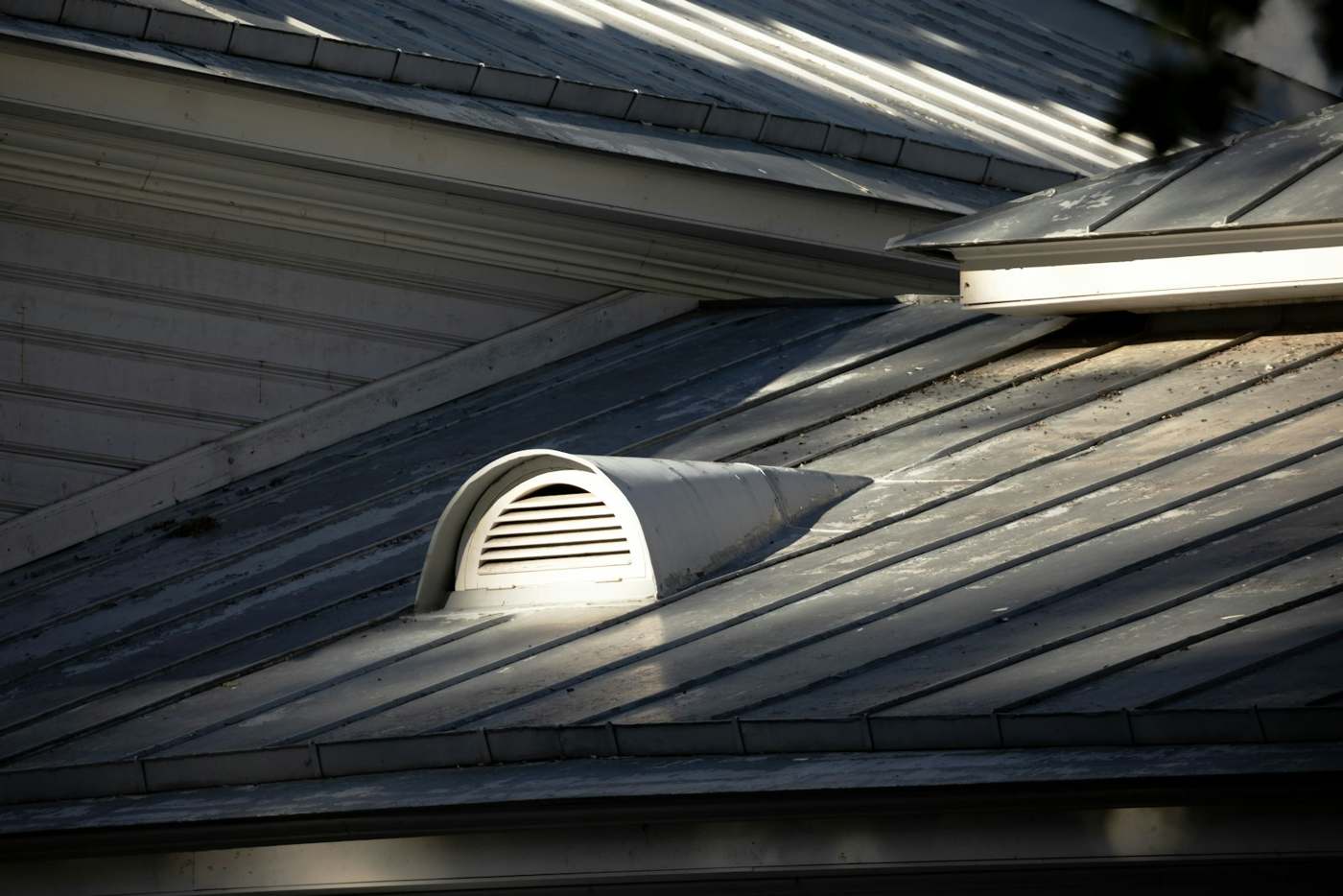 Standing-seam metal roof with a vent